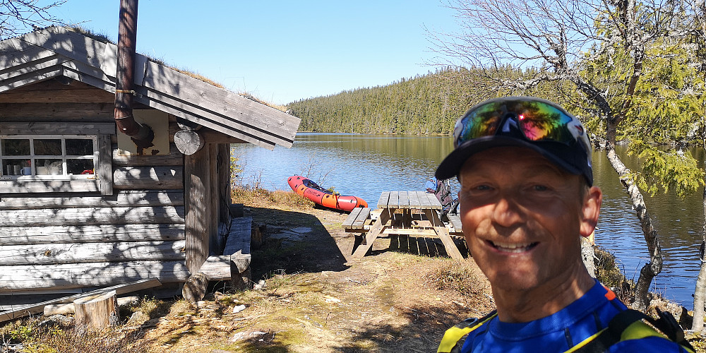 Dette tror jeg jaggu er hytta til Helge Ingstad jeg � Her ved det Store Svartdalsvannet 