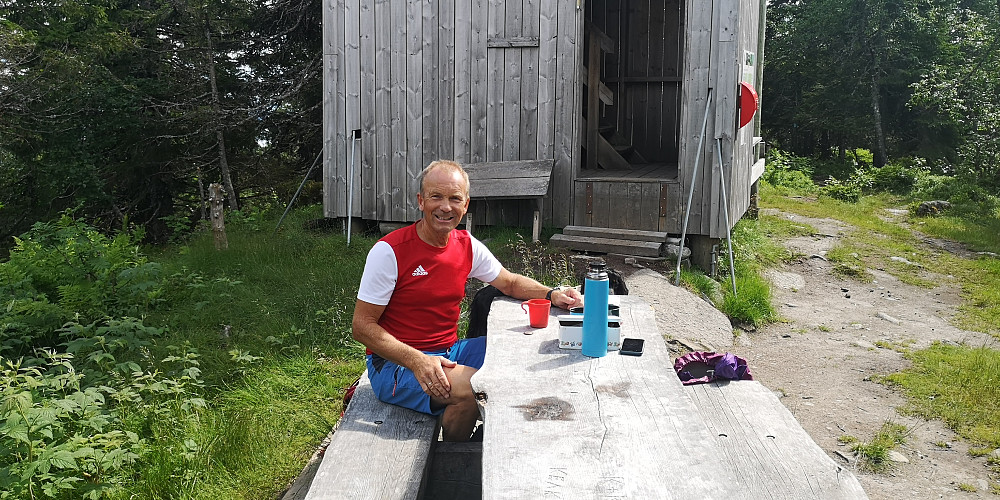 Endelig oppe på toppen etter en trasig, våt og klinete tur. Problemet var bare at vi måtte samme vei tilbake...