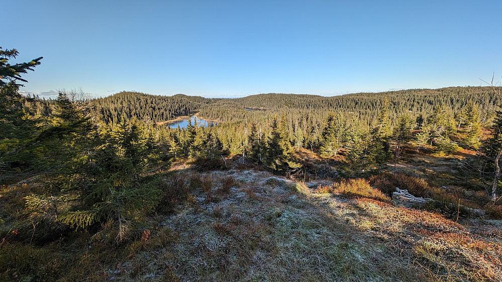 Utsikt mot Fugletjermet og mot Herva. Bildet tatt nær Skreifjellet