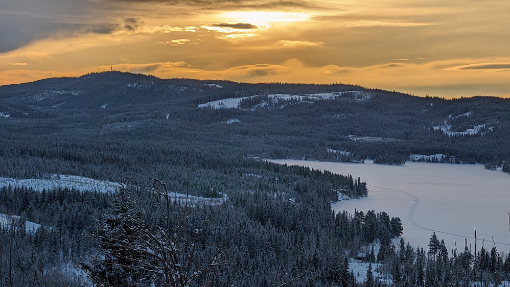 Utsikt mot Skumsjøen og Lauhøgda i Vestre Toten 