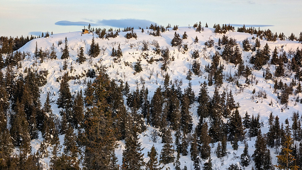Krokvassfjellet med gapahuken sett fra Midtfjellet. 5x zoom