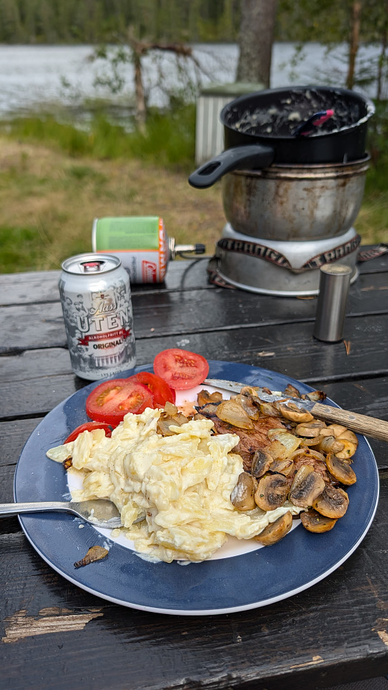 Turen avsluttes med biff, løk, champignon og fløtegratinerte poteter.