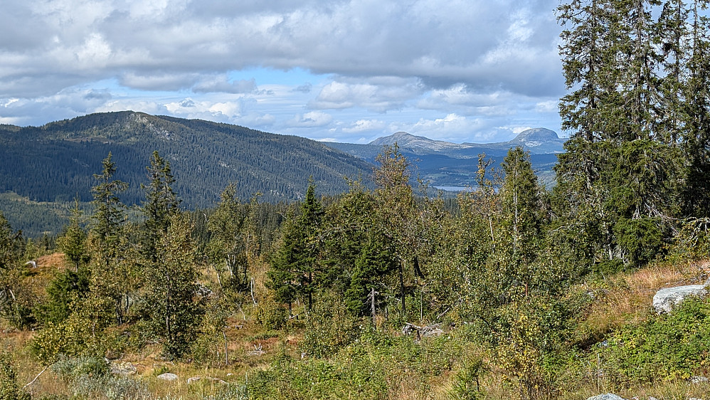 Vi skimter Skarvemellem og Rundemellen i det fjerne. 