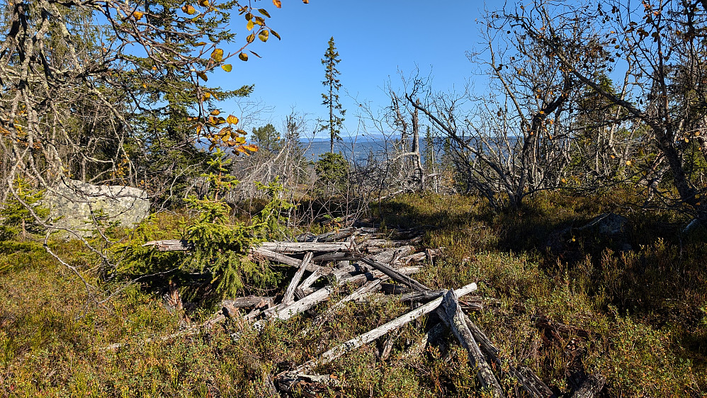 Toppunktet på Øyvasshøgdi. Rester etter et gammelt tårn.