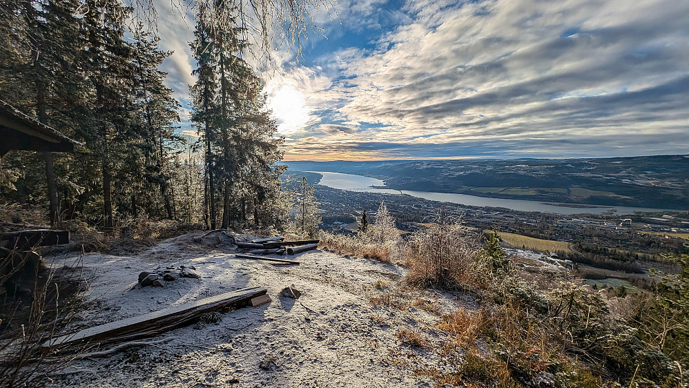 Ved gapahuken på Hansvehaugen 