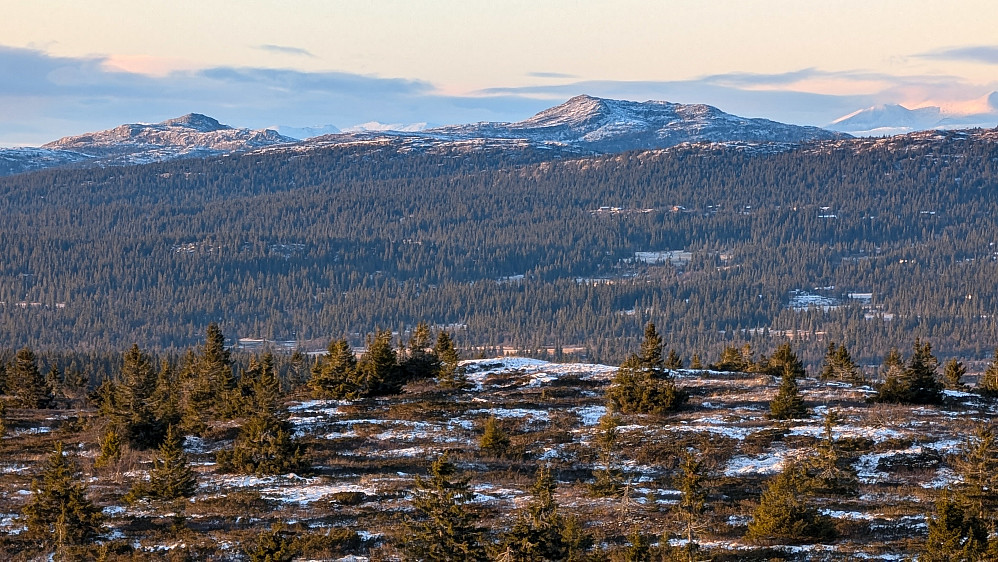 Djupdalskampen til venstre og Svangkampen til høyre