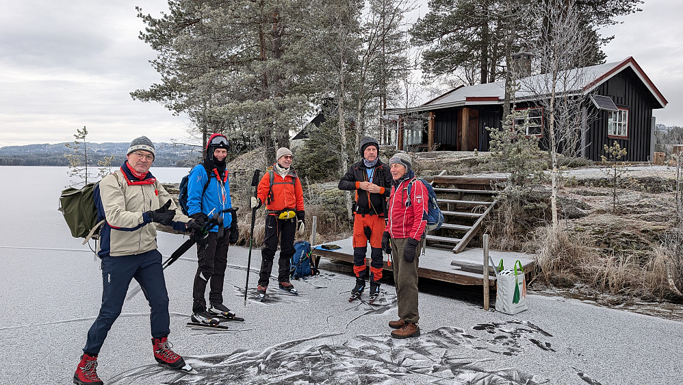 Fikk et lite foredrag..om livet...trening og livsglede av en sprek 80-åring som har hytte på denne øya. Ord til ettertanke.