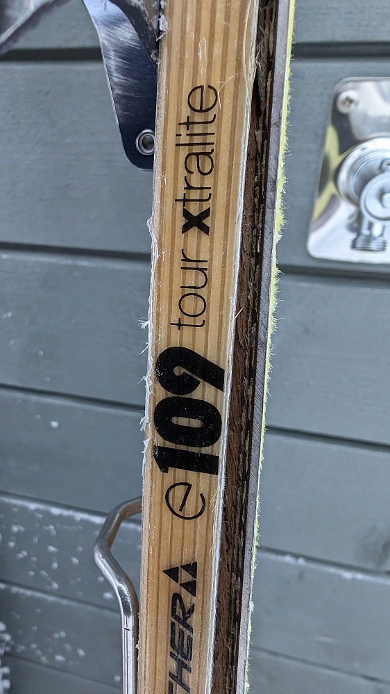 Det går på "stumpene" nå. Skia er også i ferd med å si takk for seg etter mange år.Stålkanten borte flere steder og åpent inn i kjernen