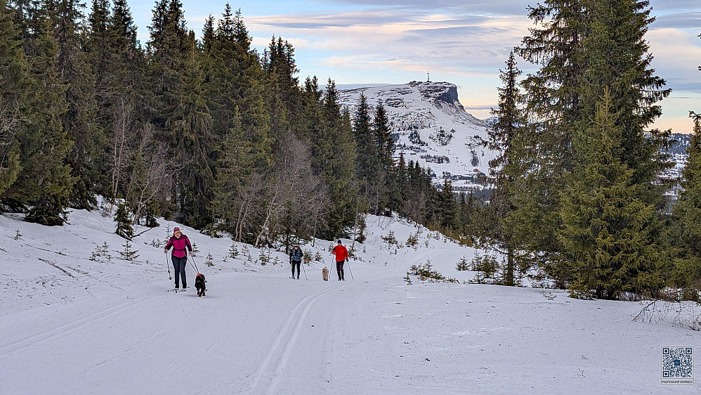 Skeikampen bakenfor