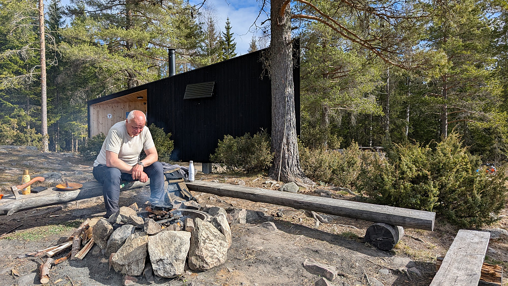 Roger fikser seg frokost