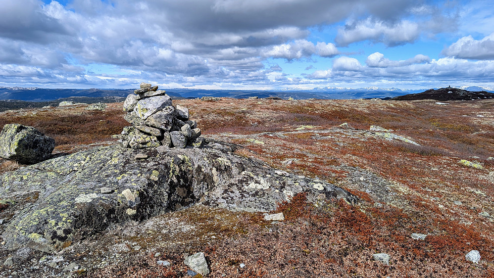 Øst for Blåfjell. (1150 moh) Blåfjell bak til høyre. Retning nordover