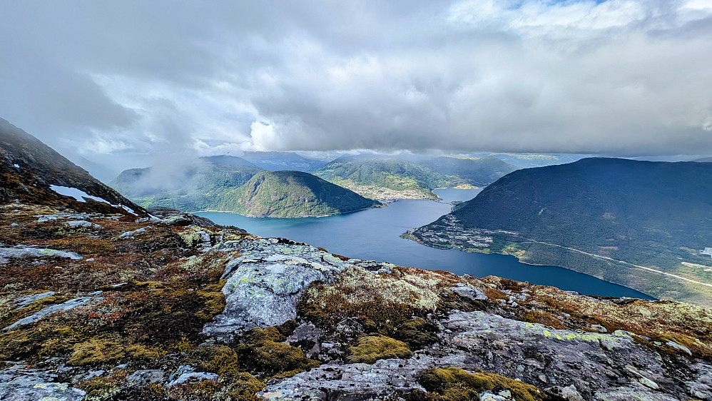 Endelig litt utsyn. Sogndal kan skimtes midt i bildet. 