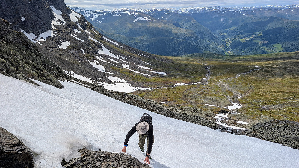 Kryssing av snøfonna...med en buldrende elv under