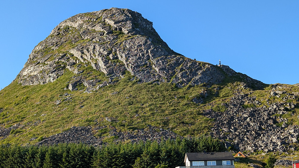 Fin topp. Man går opp på høyre side. 