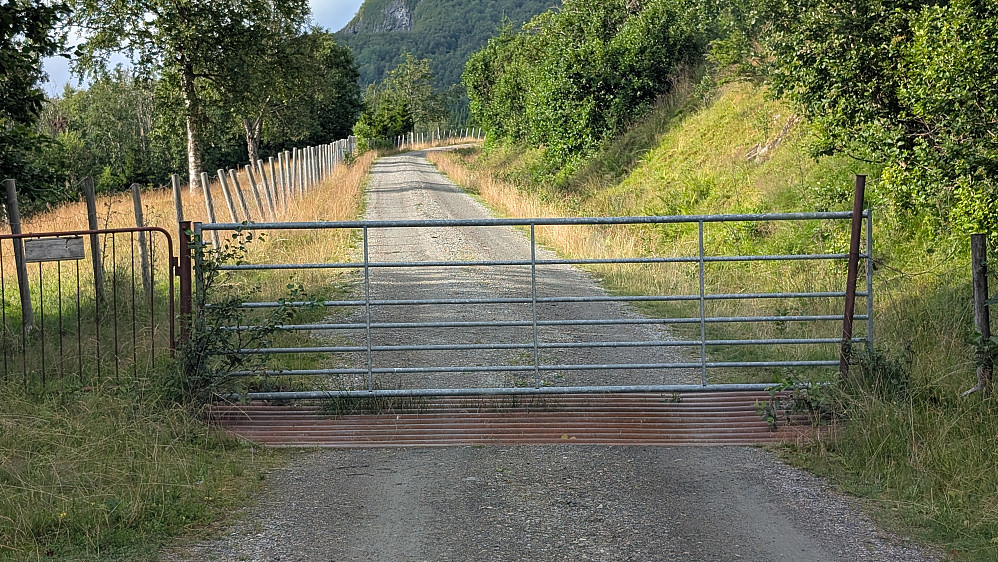 Grind, men ingen bom. Ingen bomavgift. Kjøring på eget ansvar opp til vatnet. 