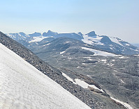 Utsikt sørover med en av snøfonnene vi måtte krysse. Fra venstre ser man Koldedalstinden, Hjelledalstinden, Falketind (høyest til venstre), Stølsnostinden (høyest til høyre).