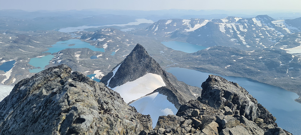 Fra sørtuppen av toppeggen ser vi Uranostinden S1 (2037moh) litt anonym foran den langt tydeligere Uranostinden S2 (2048moh). Disse får bli til en annen tur.