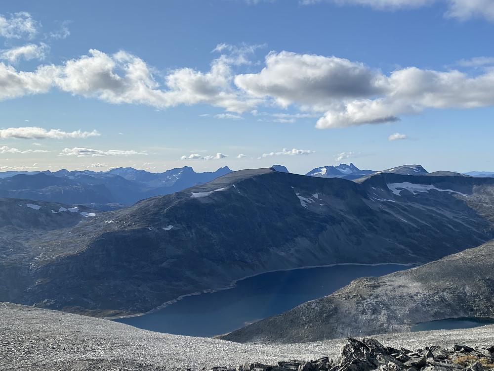 Ytste Bruobåttvatnet med Sandgroveggen bak