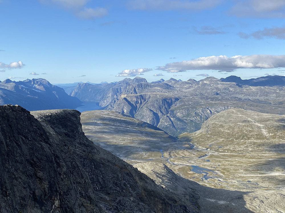Fra hovedtoppen i retning Eikesdalen med Børa og Middagshaugen nærmest