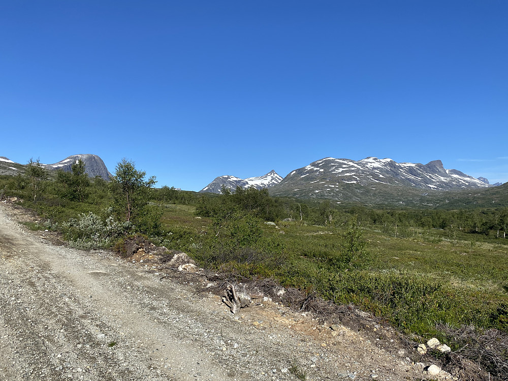 Noen av toppene på dagens runde sett fra anleggsveien (Salhøa, Salknappen (tinden midt i bildet) og Svarttinden til høyre).