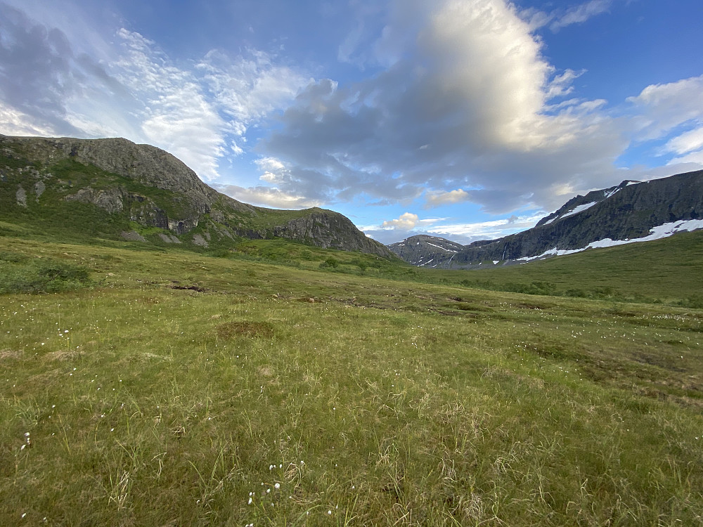 Salsnebba til venstre Storhaugen 1180 midt i dalen.