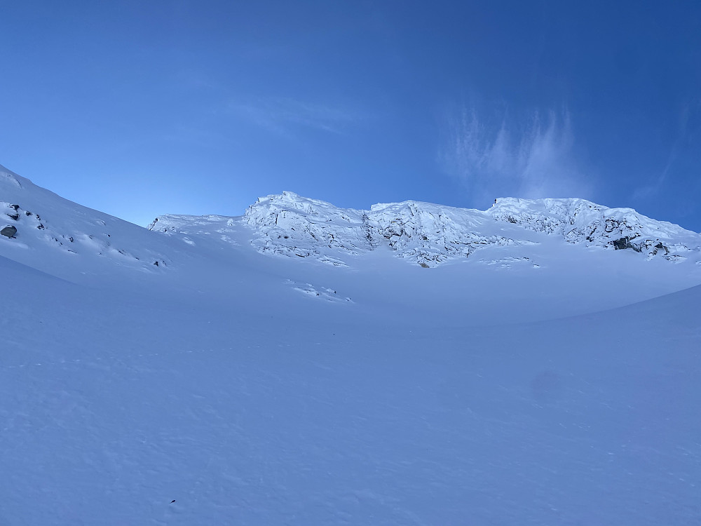 Øvre del av ruta sett fra utgangen på renna. Ruta går opp til venstre.