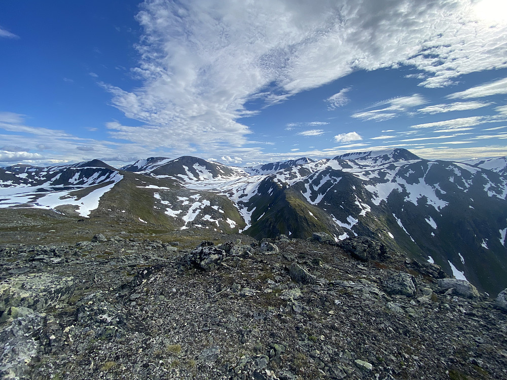 Fra Mellomfjellet mot Storlifjellet tv. Stien videre går midt i bildet via den snødekte dalen der Fagerlitjønnene ligger.