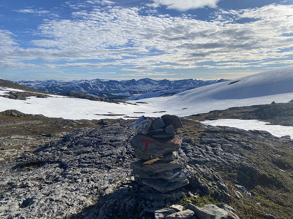Fra skaret mellom Indre Gjevillvasskamben og Storlifjellet i retning Sunndalsfjell