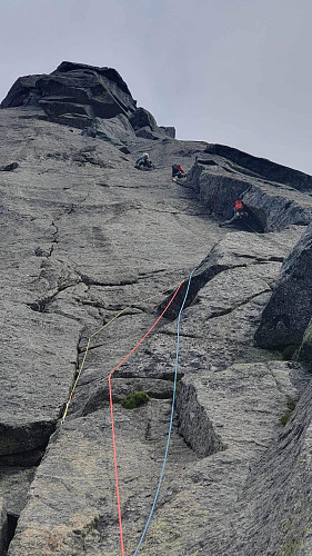 Jeg er på vei inn i cruxet (det rød-rosa tauet tilhører guidegruppa som smøg seg inn like bak oss). Den andre guidagruppa sees over meg i gang på 11. lengde.