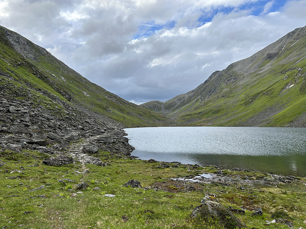 Fint bygd sti gjennom ura ved Heimstevatnet.