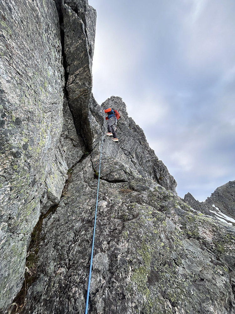 Kjell på vei ned «cruxet» etter 10 meter på 1. tl på midttoppen