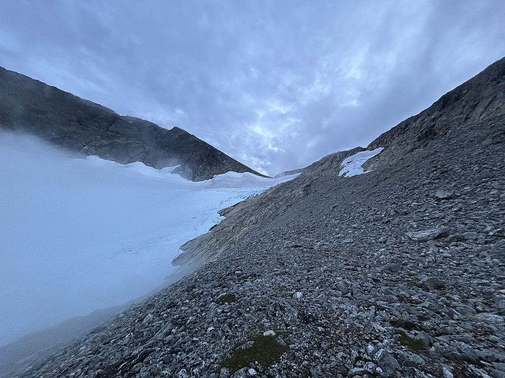 Breen på andre sida av skaret mellom Kvasstinden og Storbua.
