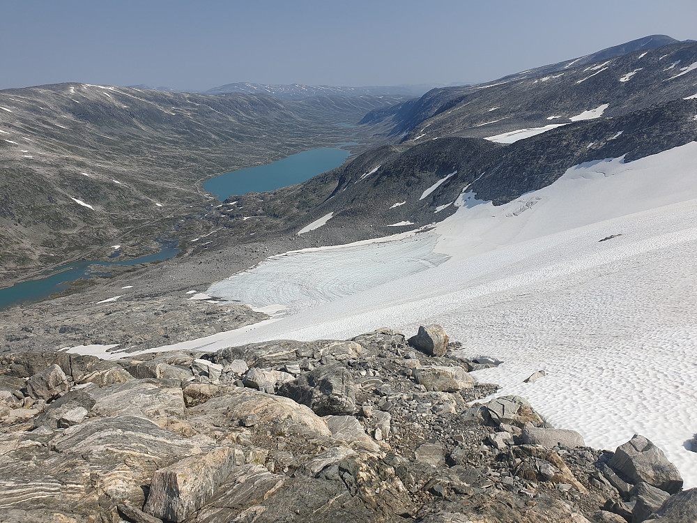 Fin utsikt mot Langevatnet og brebassenget der skiaktiviteten nok var størst på 1990-talet.