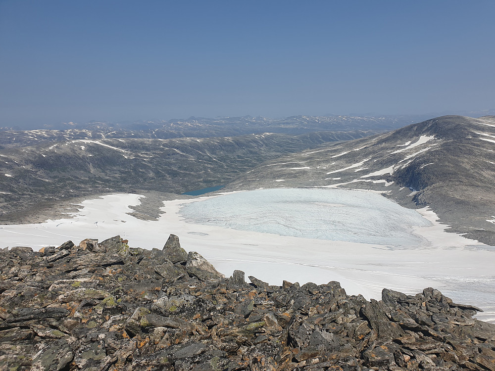 Nærmar meg toppen, med utsikt ned mot Mårådalsbreen.