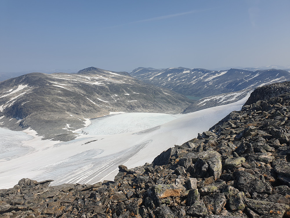 Nærmar meg toppen, med utsikt ned mot Mårådalsbreen og dalføret der turstien mellom Skridulaupbu og Hjelledalen går.