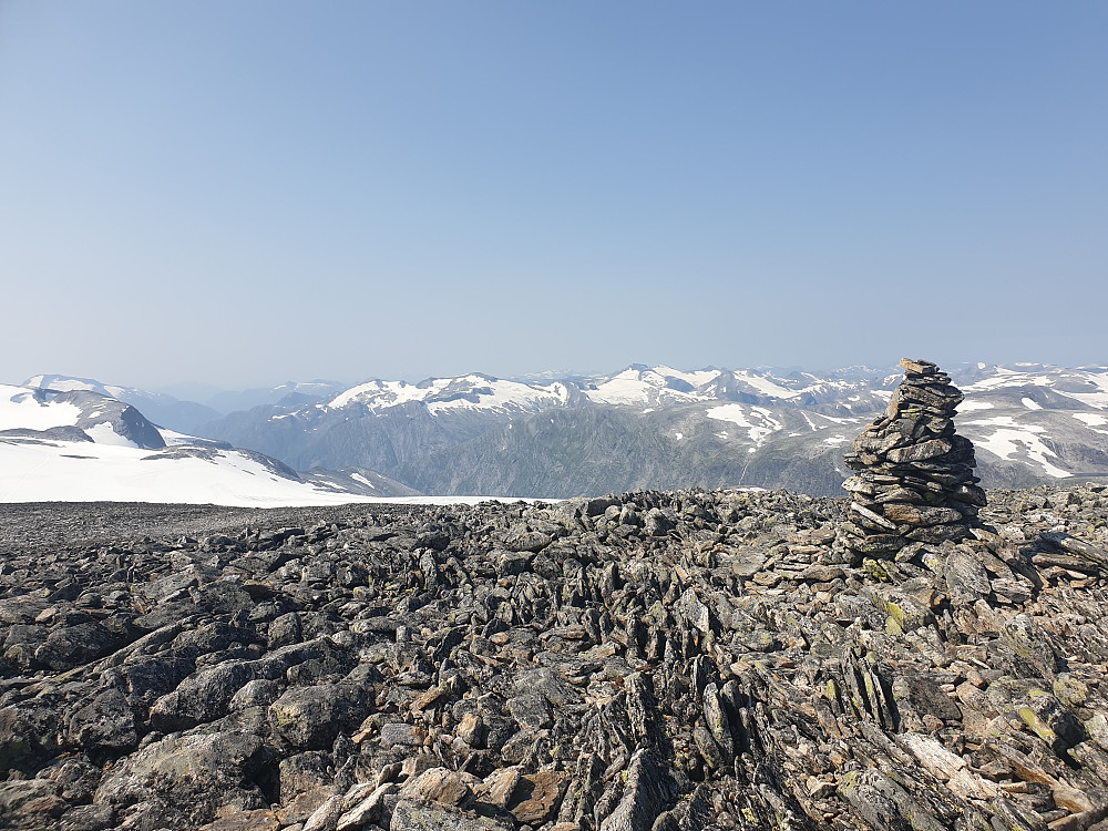 På toppen, med utsikt mot fjella i både Oppstryn og Nedstryn.