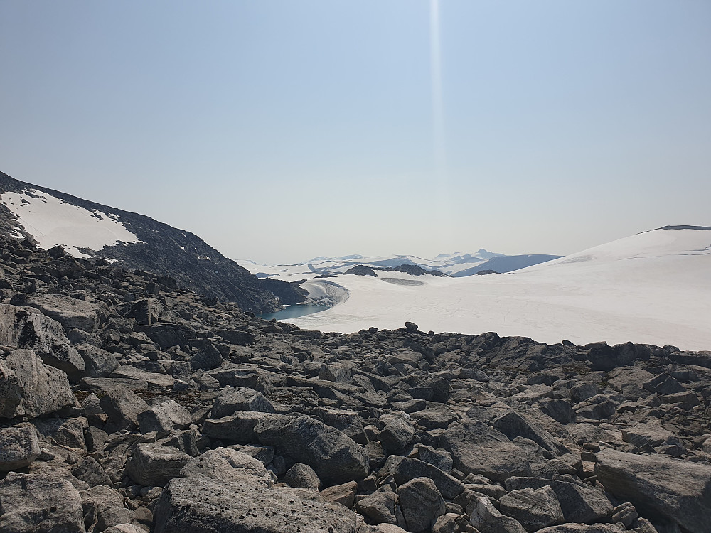 Lite bredemt vatn i underkant av Kvitlenova, blir inntil vidare halde på plass av Tystigbreen.
