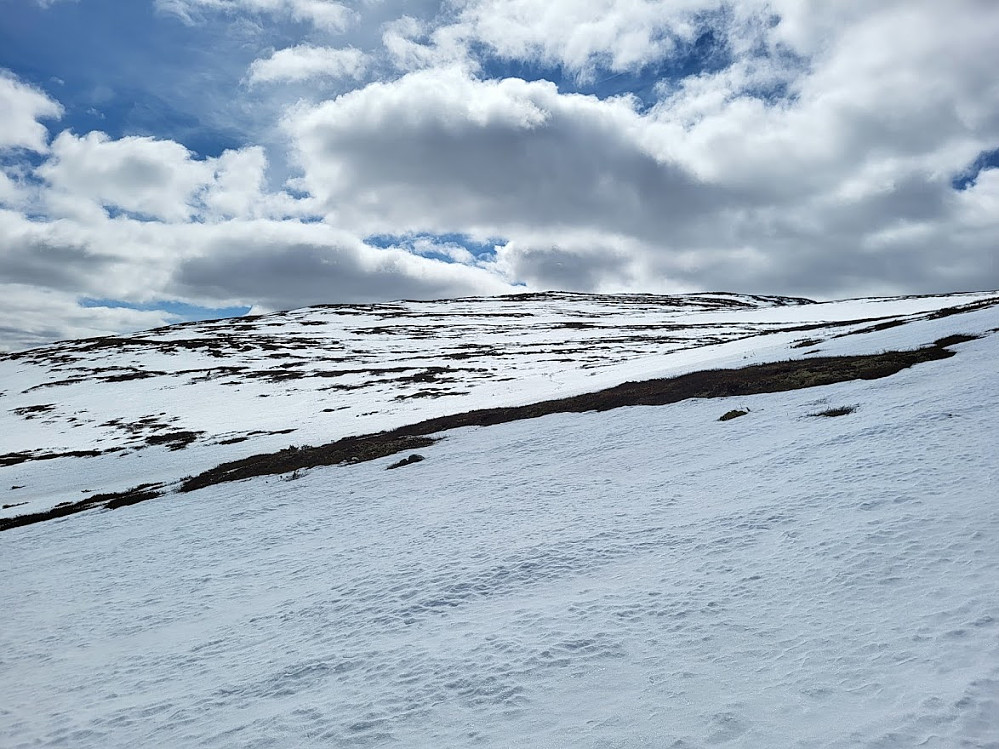 Mot Ongsjøfjellet. Grunnen til at det i det heile teke er snø her, er vel fordi det ligg på skuggesida.