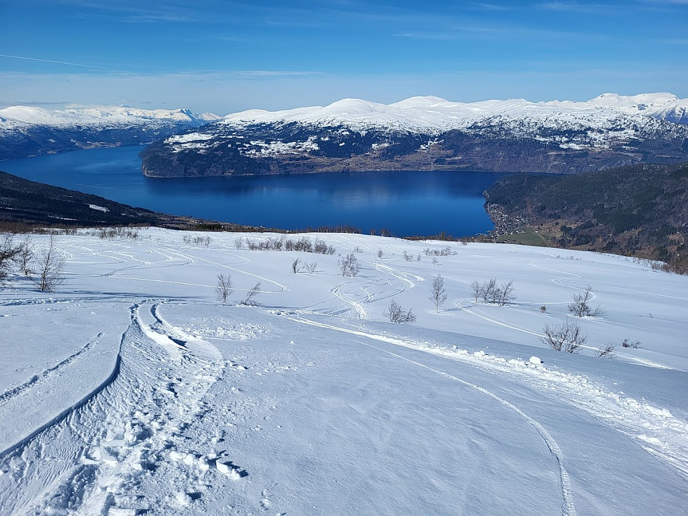 Tilbakeblikk mot Innvikfjorden.
