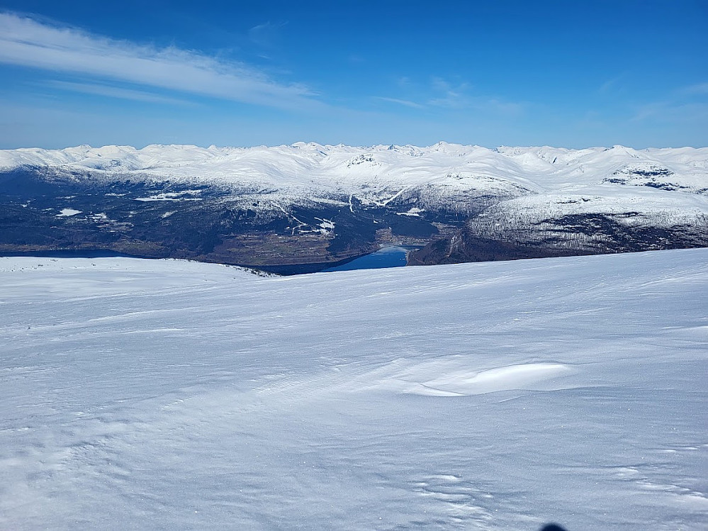 Utsikt mot Stryn sentrum vest, og kringliggande fjellheim.