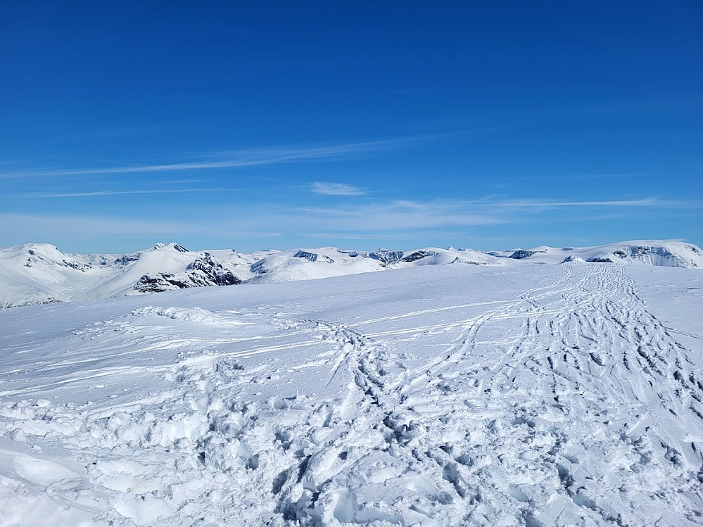 Utsikt mot diverse fjell i aust, blant anna Skåla, og lurer på om vi ser Lodalskåpa i bakgrunnen.