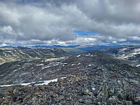 Fin utsikt mot nordaust, med "Kvitenova aust for" i forgrunnen (var på ski der i fjor). Rv. 15 gjennom Breidalen slynger seg makeleg i bakgrunnen.