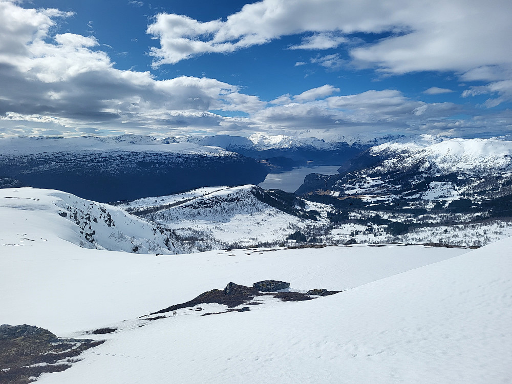 På dagens første topp, Høgefjellet, med utsikt mot Nordfjord.