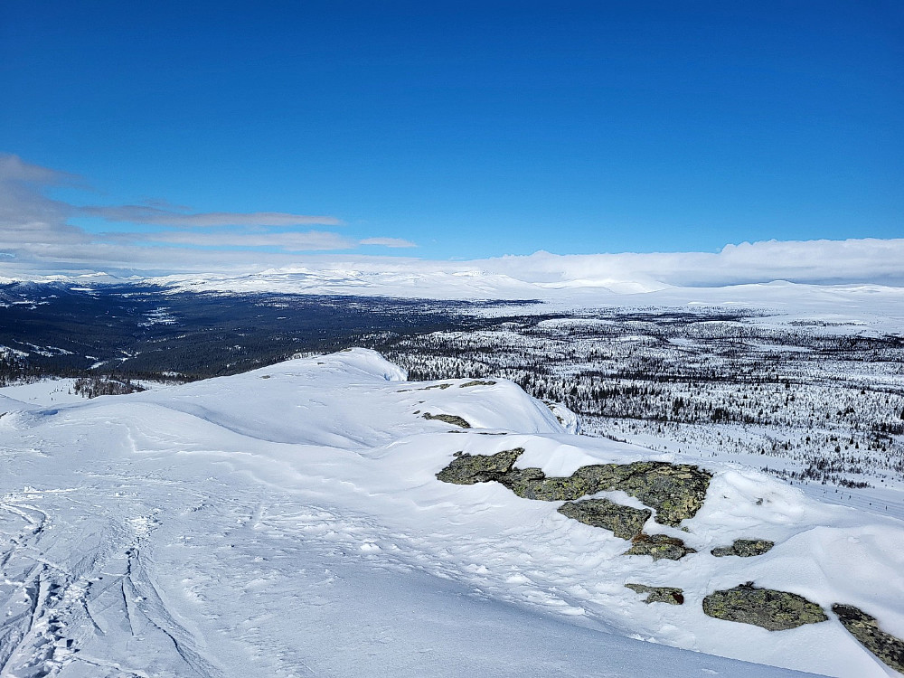 Rondane gøymer seg delvis i skydekket.