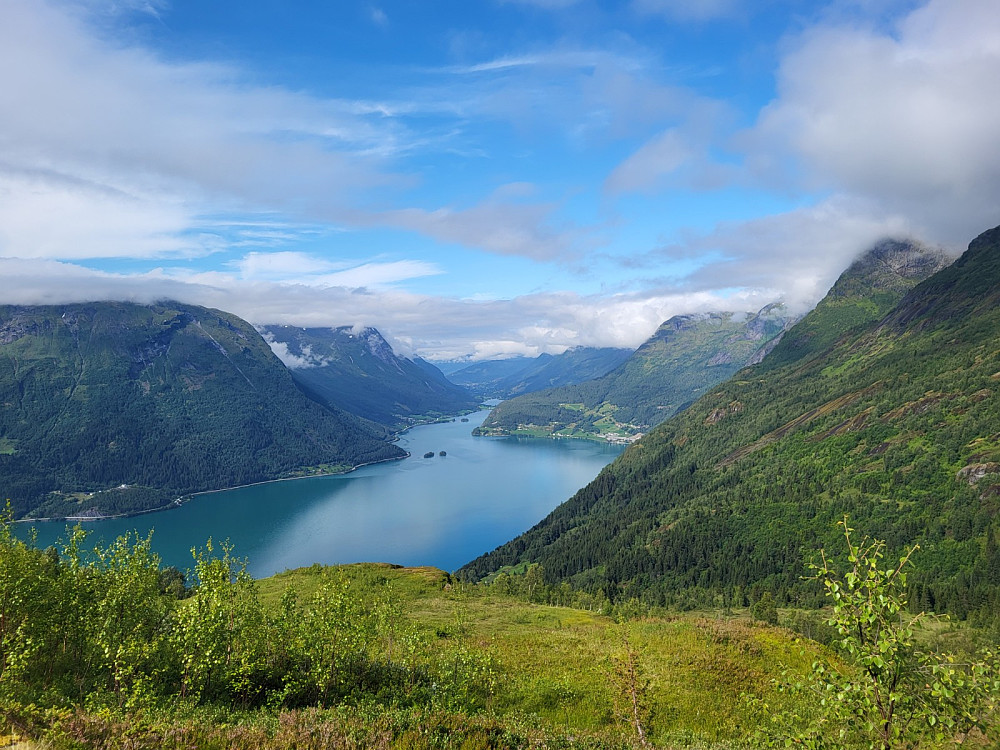 Utsikt mot Oppstrynsvatnet og Strynedalen.