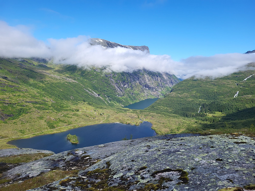 Mot Ångelsvatnet og Stigholvatnet.