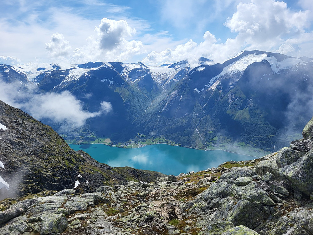 Frå toppen mot Oppstrynsvatnet, Fosnes, Storskredfjellet m.m. Heldigvis letta skodda mot toppen.