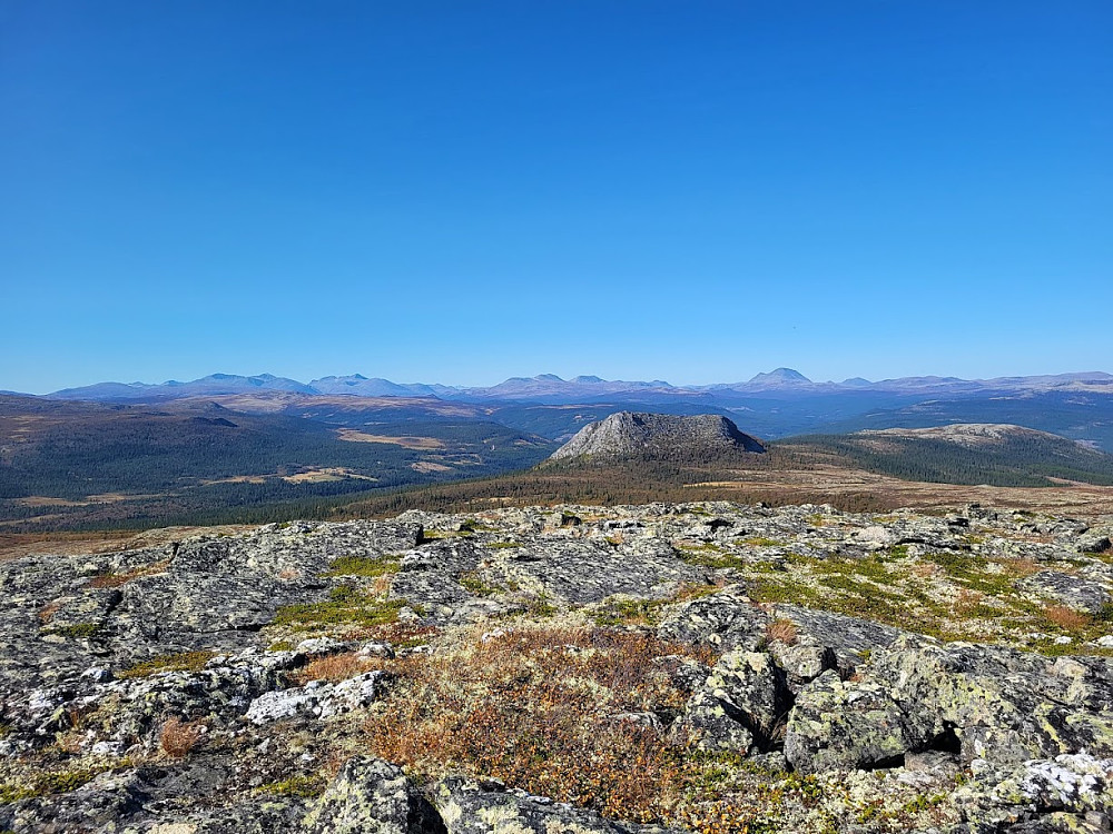 På Storkletten, med utsikt mot Rondane, Atndalen, Store Sølnkletten osv.