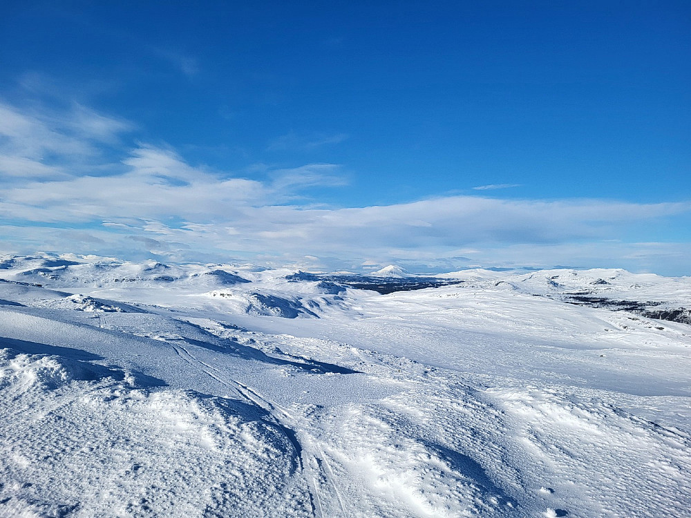Frå toppen. Heidalsmuen ruvar i det fjerne.