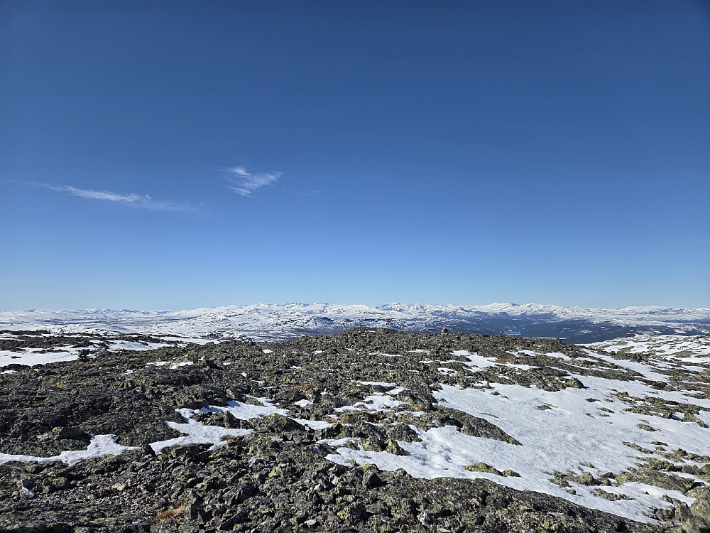 Utsikt frå toppen mot Jotunheimen i vest.